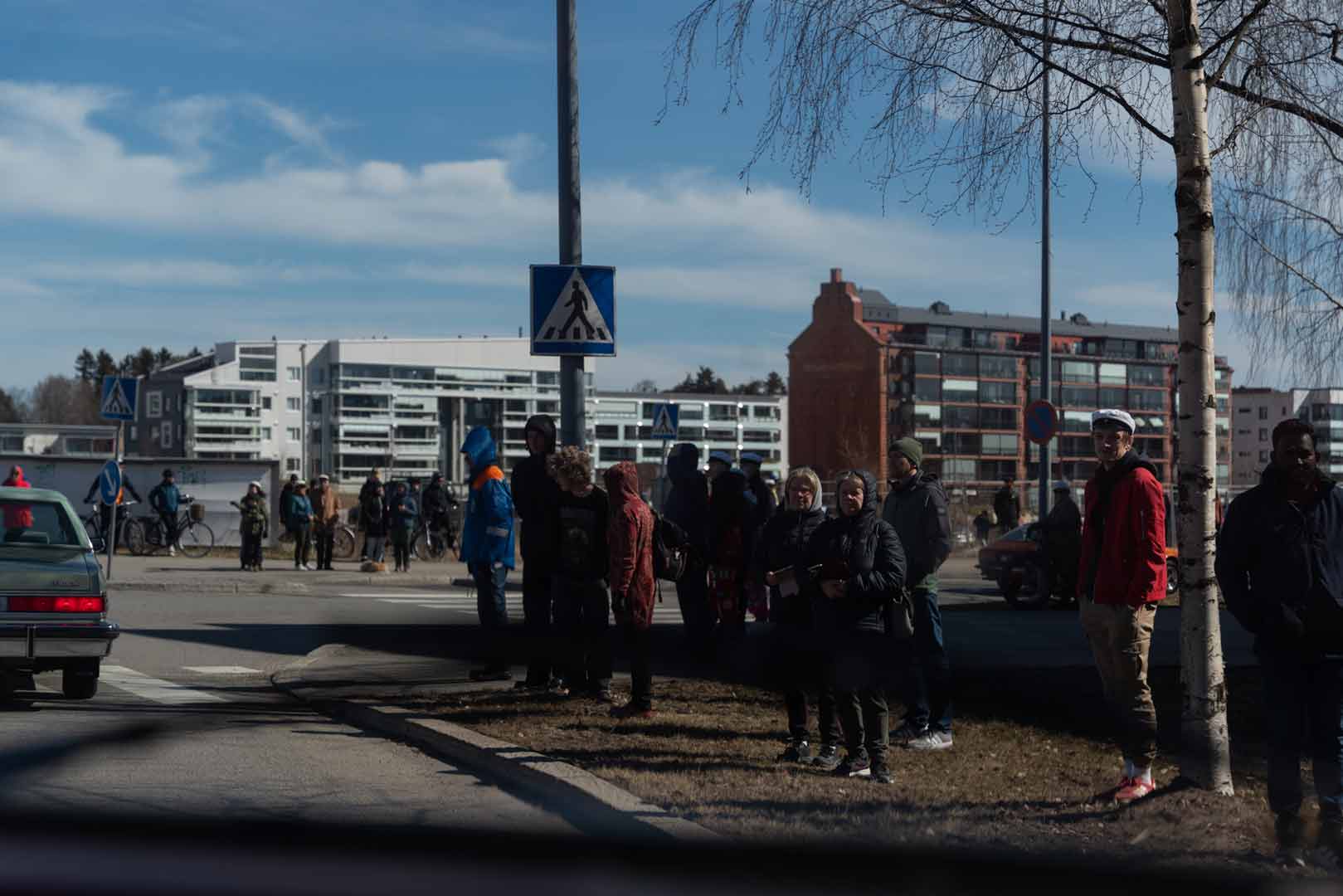 Teiden varsilla oli paljon väkeä ihastelemassa letkan kulkua.