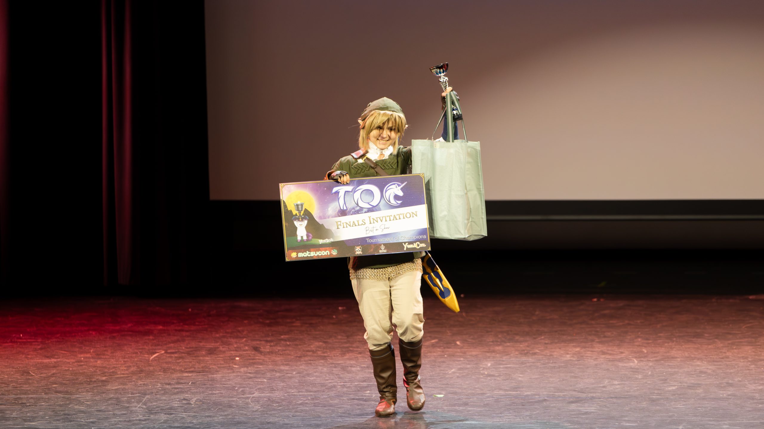 Ensimmäisen Matsucon päivän päätti Cosplay -kilpailut, joissa julkistettiin esimerkiksi Tournament of Champions karsintojen voittaja, joka tulee edustamaan Suomea maailmanlaajuisessa finaalissa.